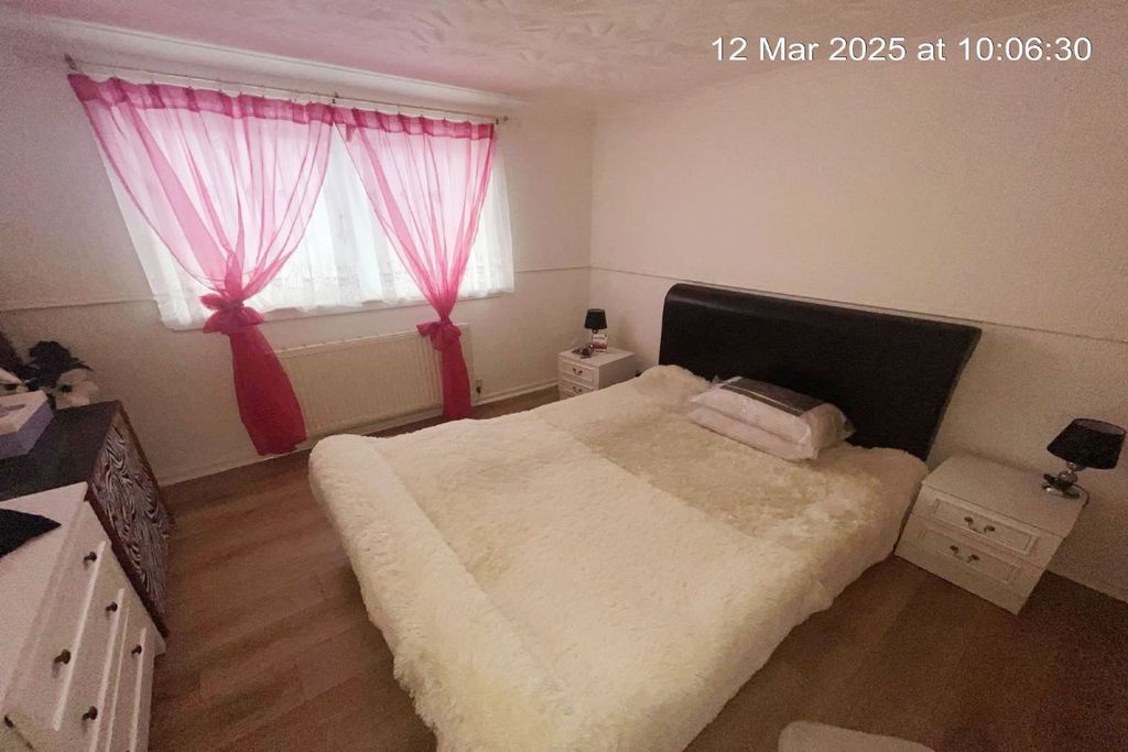 3 bed flat for sale20B, Bennison Square, Eyemouth, Berwickshire TD145Sb TD14 photo 4