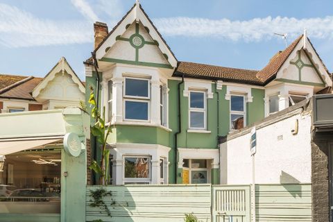 Northfield Avenue, Northfields W13