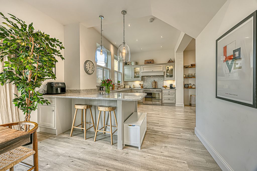 Additional image 5 of 5 bed detached house for saleRayleigh Road, Benfleet SS7