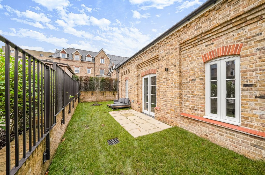 Additional image 10 of 2 bed flat for saleDaffodil Crescent, Barnet EN4