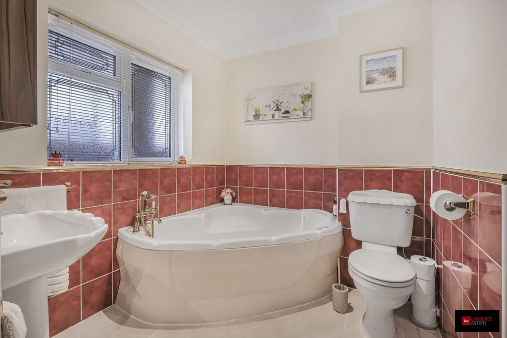 Additional image 12 of 5 bed detached house for saleLee Chapel Lane, Basildon SS16