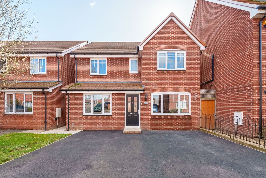 4 bed detached house for saleRhodes Way, Billingshurst RH14