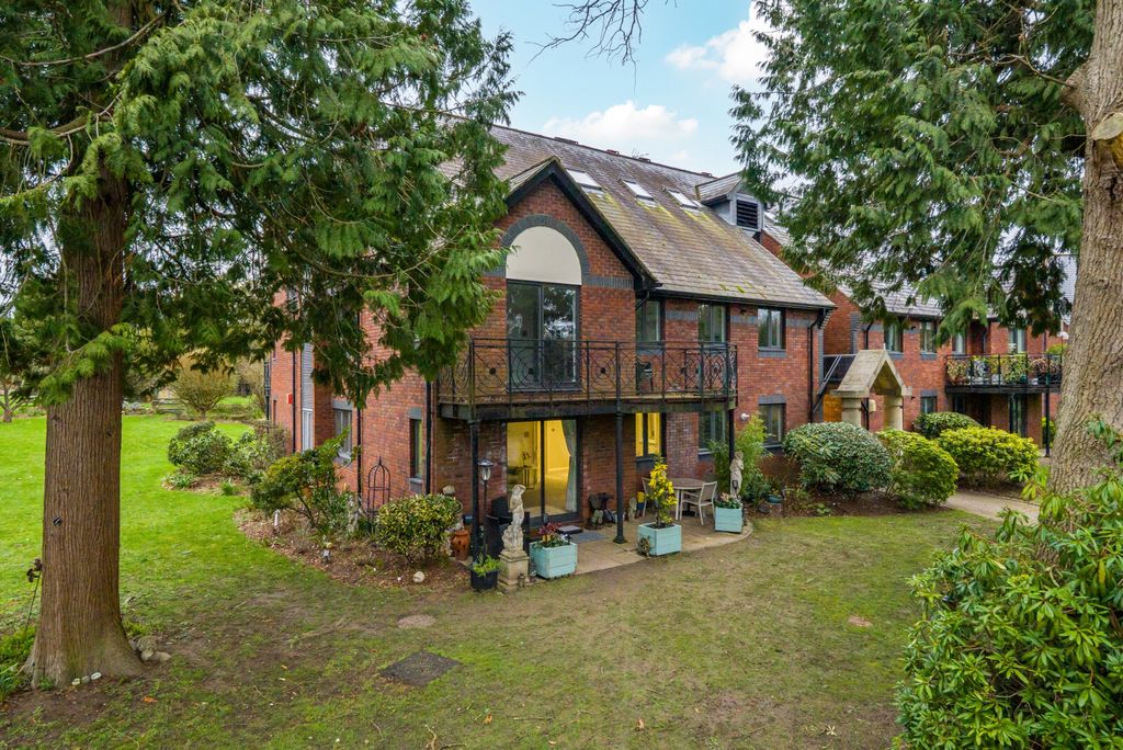 2 bed flat for saleWoburn Hill Park, Woburn Hill, Addlestone KT15