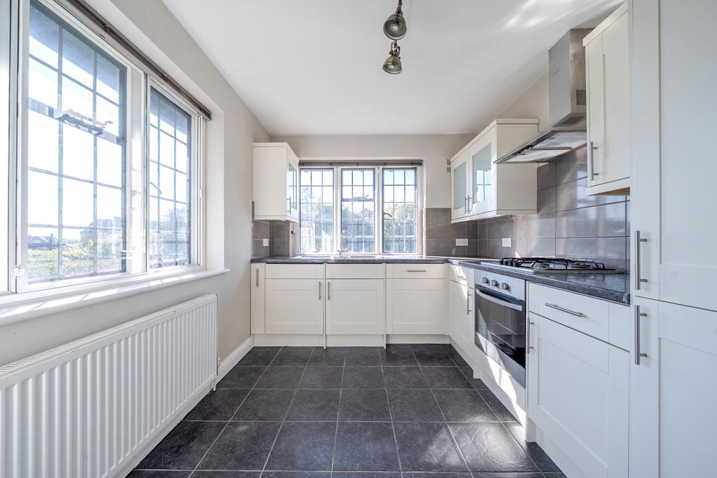 4 bed flat for saleChesham Road, Amersham HP6 photo 3