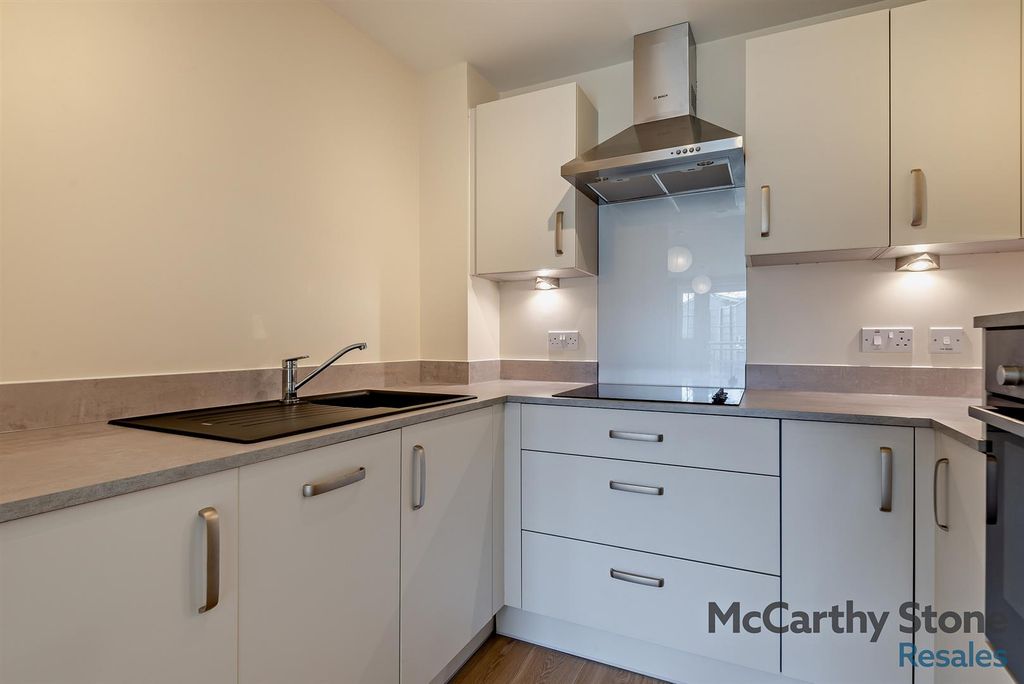Additional image 12 of 2 bed flat for saleQueen Elizabeth Place, Orchard Lane, Alton GU34