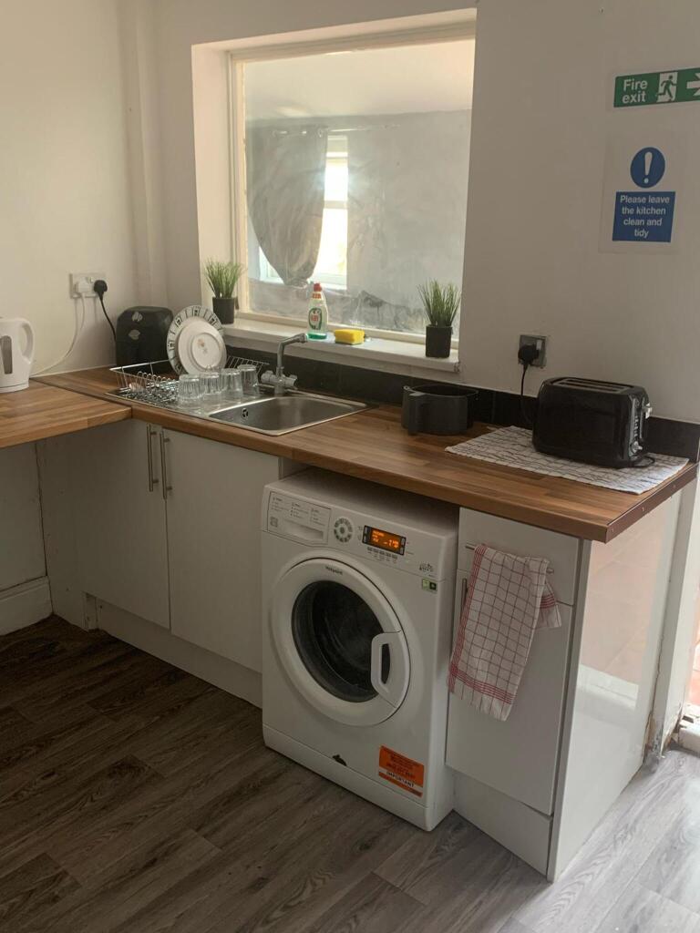 Additional image 4 of En Suite Available In Bishop Close, Rednal, B45 