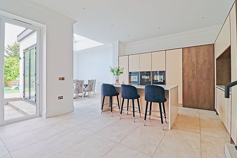 4 bed detached house for saleThundersley Park Road, South Benfleet SS7 photo 5