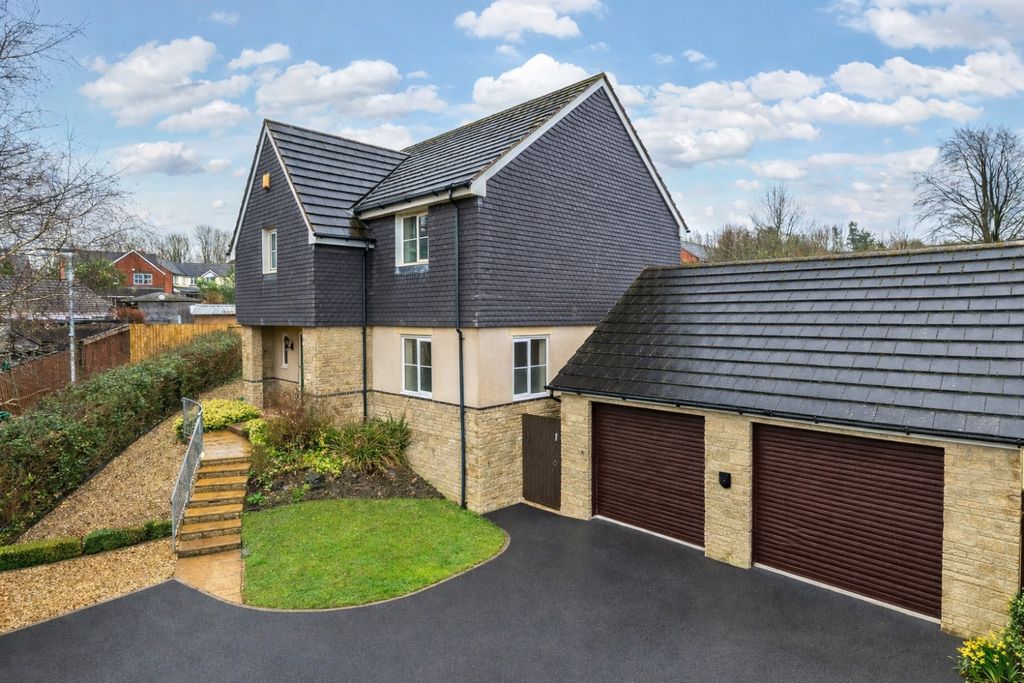 5 bed detached house for saleWoodford Gardens, Barnstaple, Devon EX32