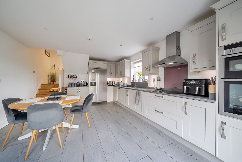 Additional image 2 of 3 bed semi-detached house for saleChestnut Drive, Berkhamsted HP4