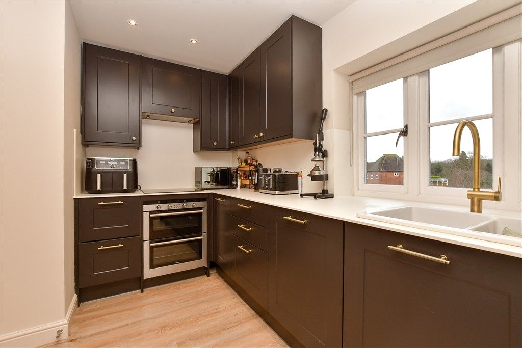 2 bed flat for saleElizabeth Drive, Banstead, Surrey SM7