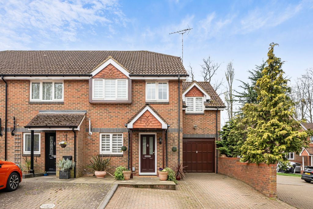 4 bed end terrace house for saleLapwing Way, Abbots Langley, Hertfordshire WD5