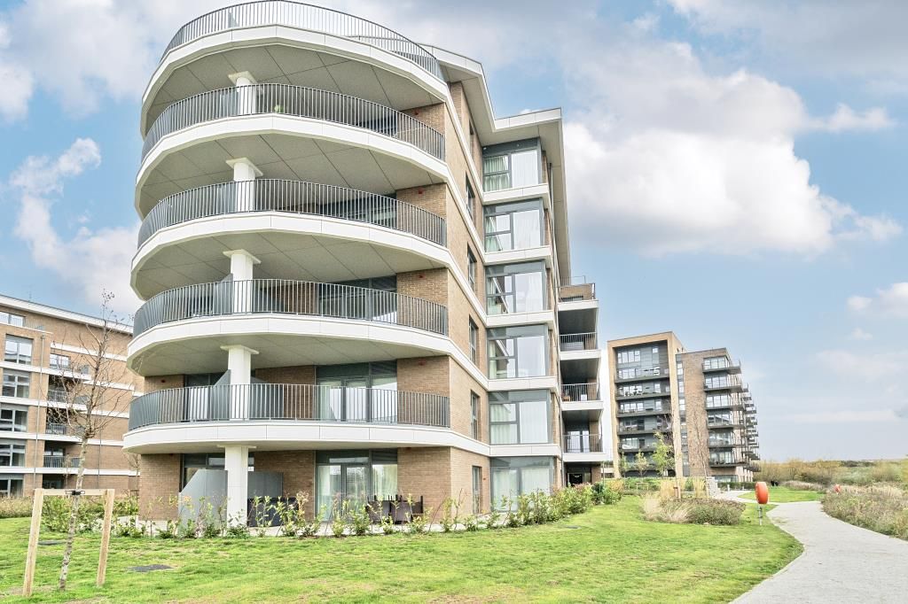 2 bed flat for saleBankside Gardens, Green Park, Berkshire RG2
