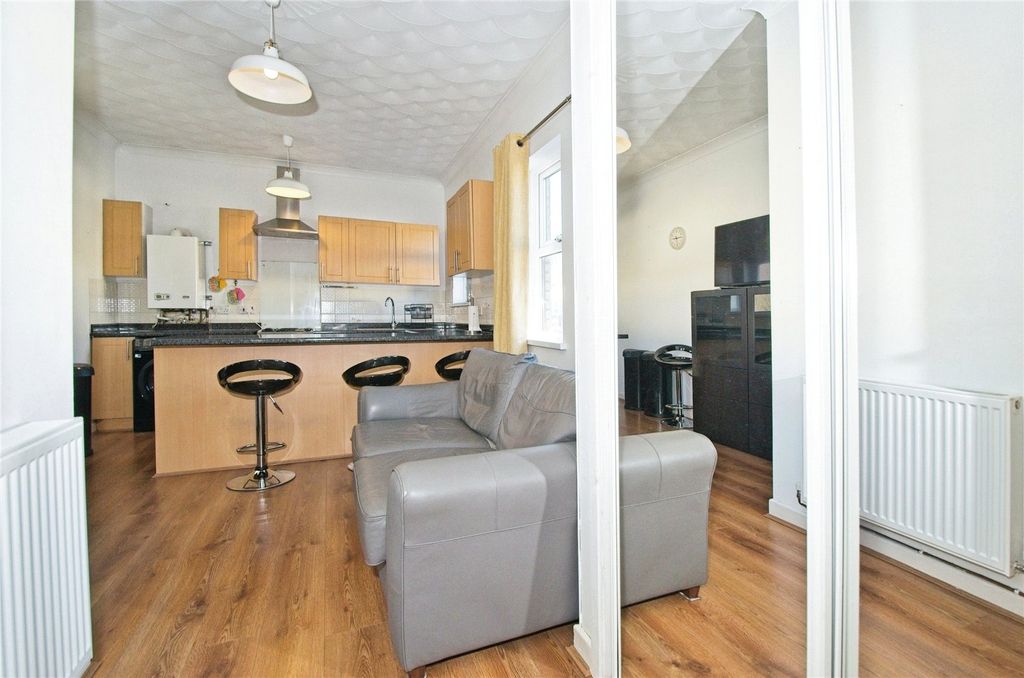 2 bed flat for saleCarlisle Street, Cardiff CF24 photo 2