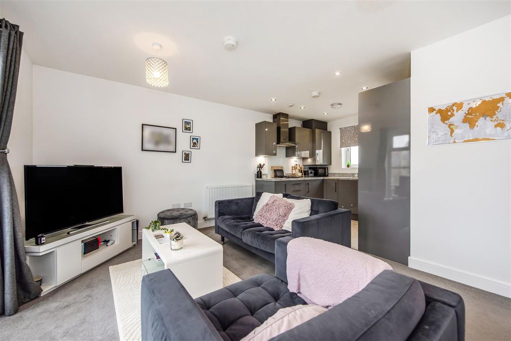 2 bed flat for saleCashmere Drive, Andover SP11 photo 4