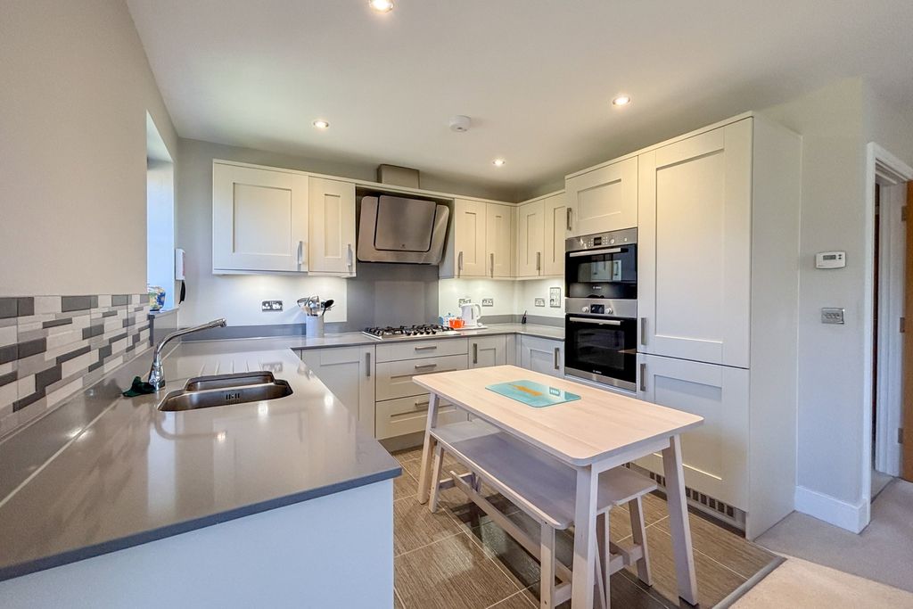Additional image 2 of 2 bed maisonette for salePaddock Way, Alresford SO24