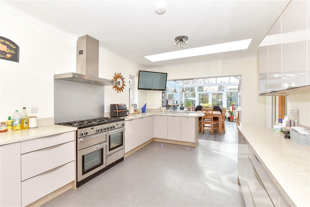 6 bed detached house for salePark Crescent, Emsworth, Hampshire PO10