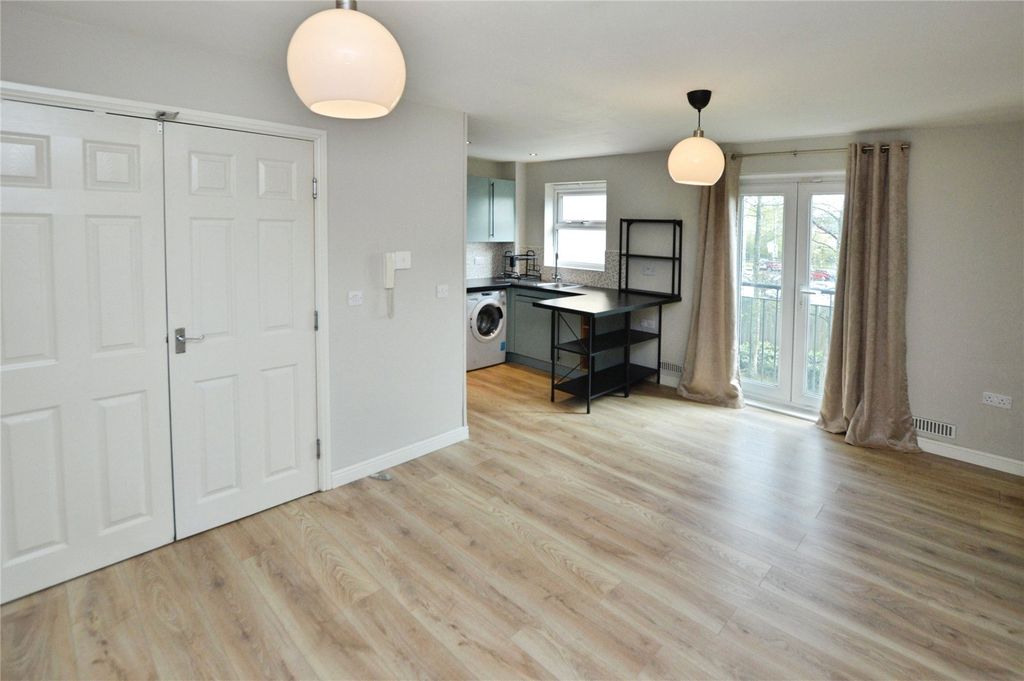2 bed flat for saleWhitehall Croft, Leeds, West Yorkshire LS12