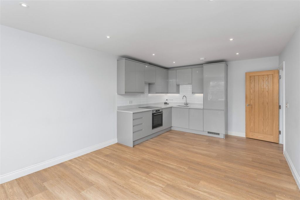 Additional image 2 of 2 bed flat for saleCrouch Street, Banbury OX16