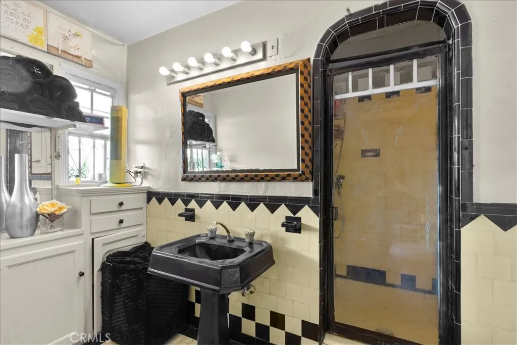 Additional image 16 of 3640 W 60th Street, Los Angeles, CA 90043