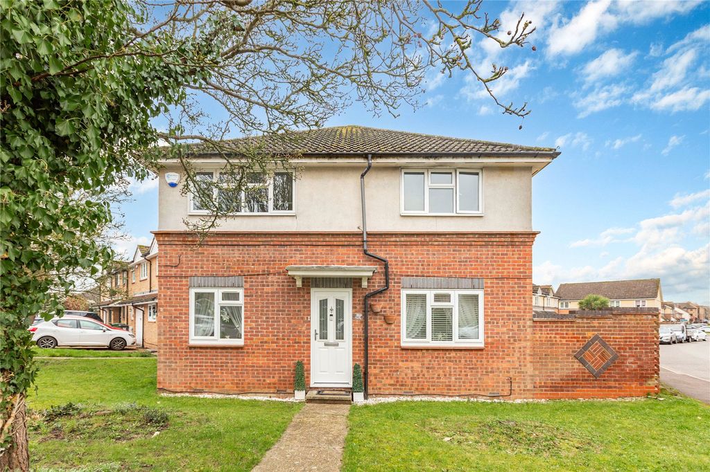 2 bed maisonette for salePickwick Close, Laindon, Basildon, Essex SS15