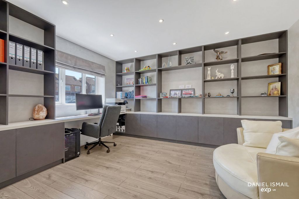 Additional image 3 of 5 bed detached house for saleGreat Berry Lane, Langdon Hills, Basildon SS16