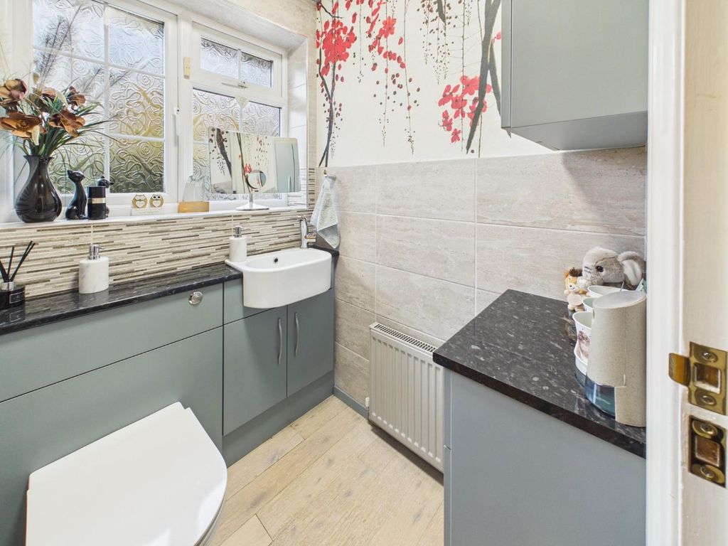 4 bed detached house for saleWoodvale Crescent, Bingley BD16 photo 5