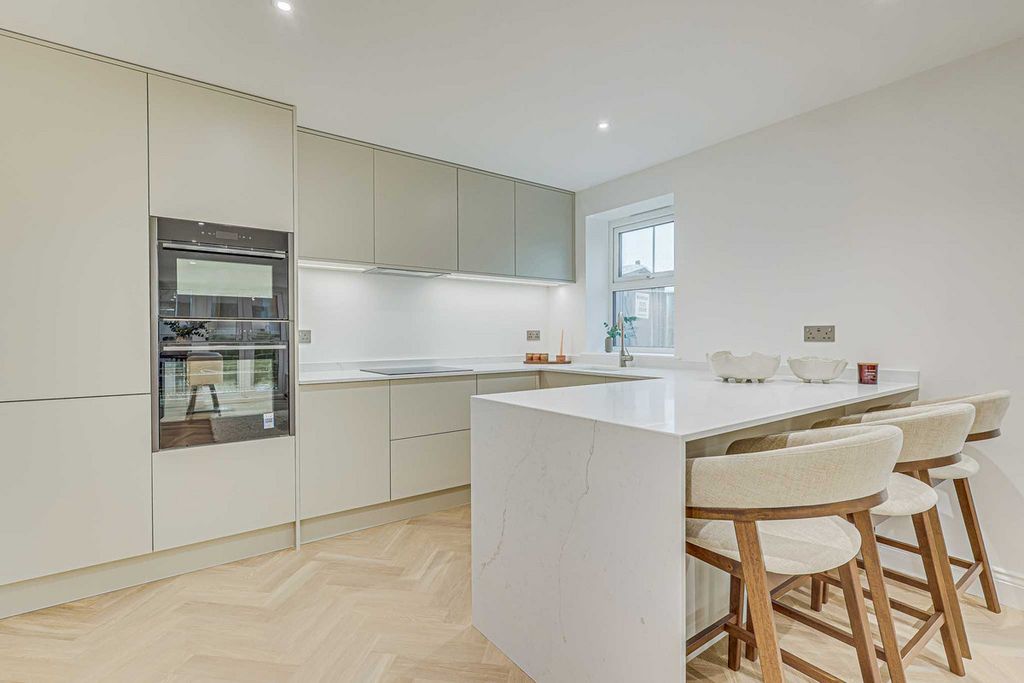 Additional image 8 of 2 bed flat for saleHall Crescent, Benfleet SS7