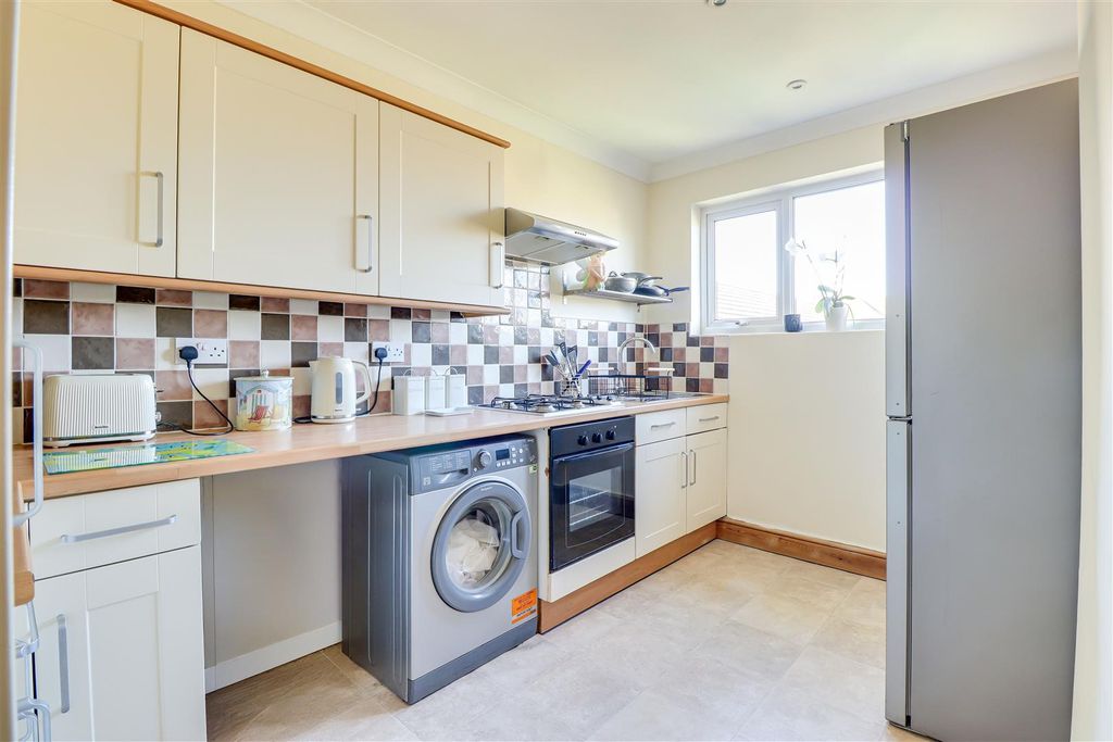 Additional image 8 of 2 bed flat for saleWoodfield Road, Hadleigh SS7