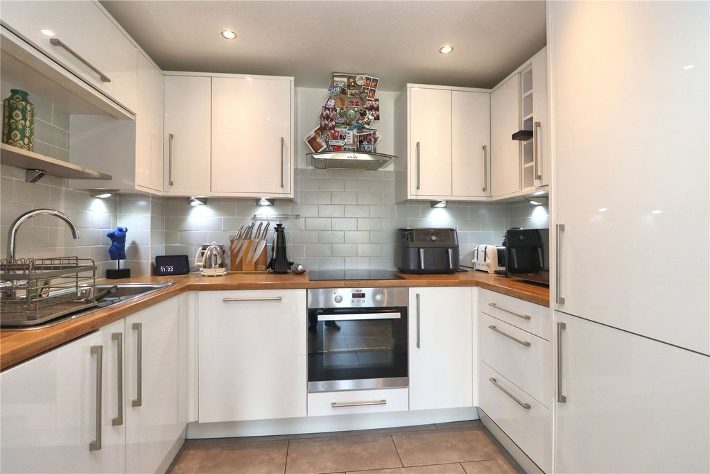 Additional image 3 of 2 bed flat for sale101 Goldsworth Road, Woking, Surrey GU21