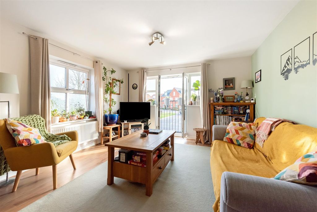 2 bed flat for saleRoving Close, Andover SP11 photo 2