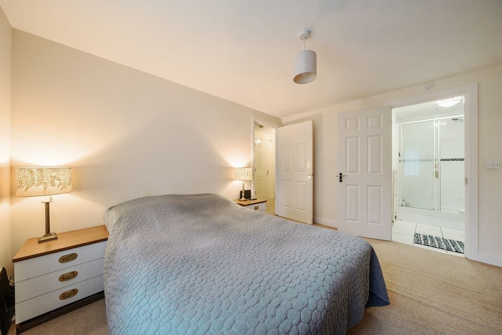 Additional image 5 of 2 bed flat for saleHigh Street, Berkhamsted HP4