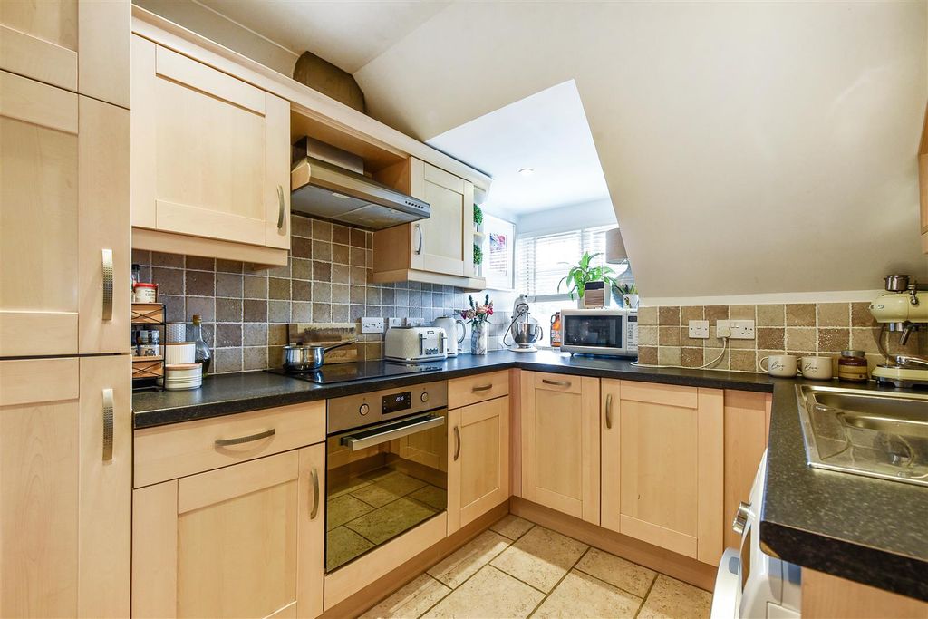 2 bed flat for saleThe Avenue, Andover SP10 photo 5
