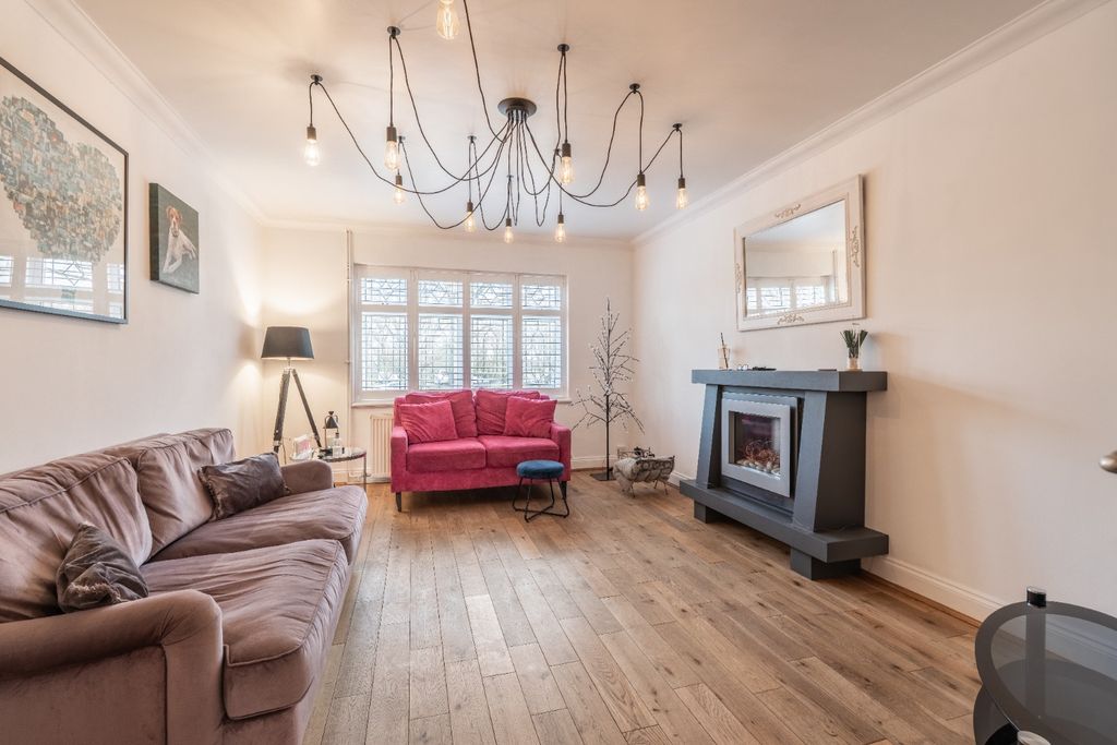 5 bed detached house for saleGravel Hill Close, Bexleyheath, Kent DA6