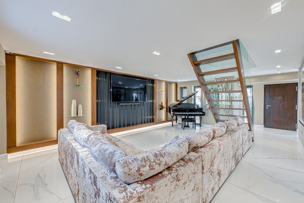 Additional image 5 of 5 bed detached house for saleHomestead Gardens, Hadleigh SS7