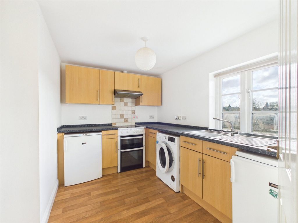 2 bed flat for saleWesley Road, Holsworthy, Devon EX22 photo 3