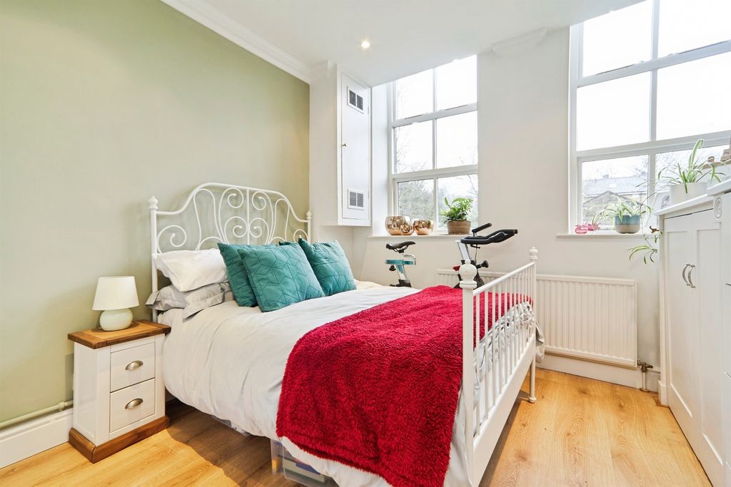 2 bed flat for saleLady Lane, Bingley BD16 photo 3