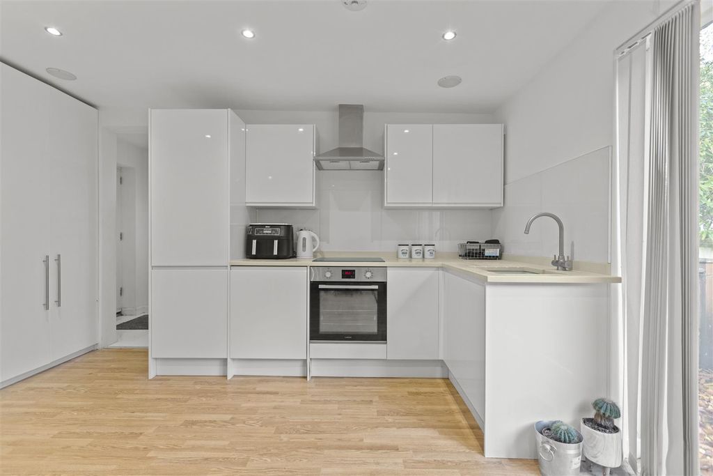 Additional image 15 of 3 bed flat for salePrince Albert Drive, Ascot SL5