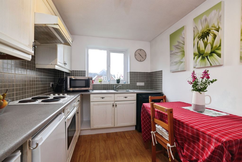2 bed flat for saleHeather Drive, Andover SP10 photo 5