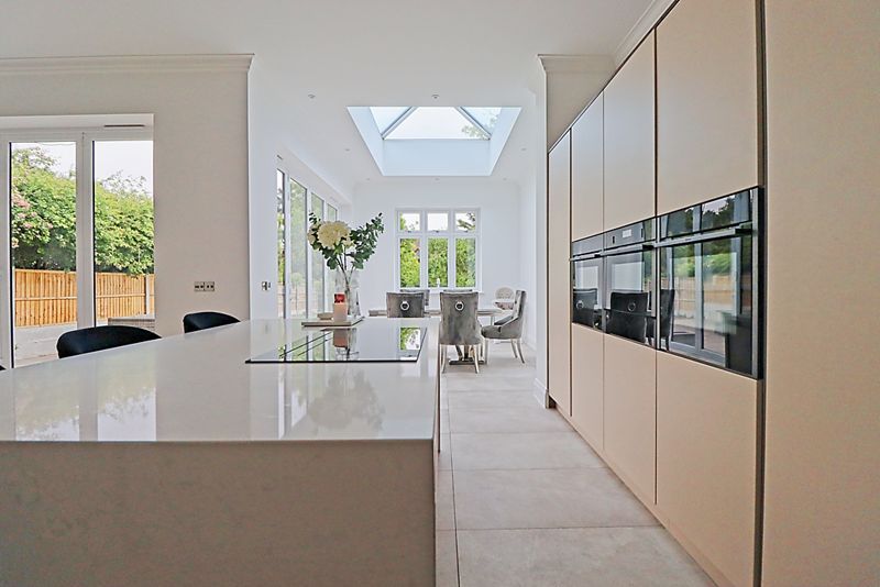 4 bed detached house for saleThundersley Park Road, South Benfleet SS7 photo 4