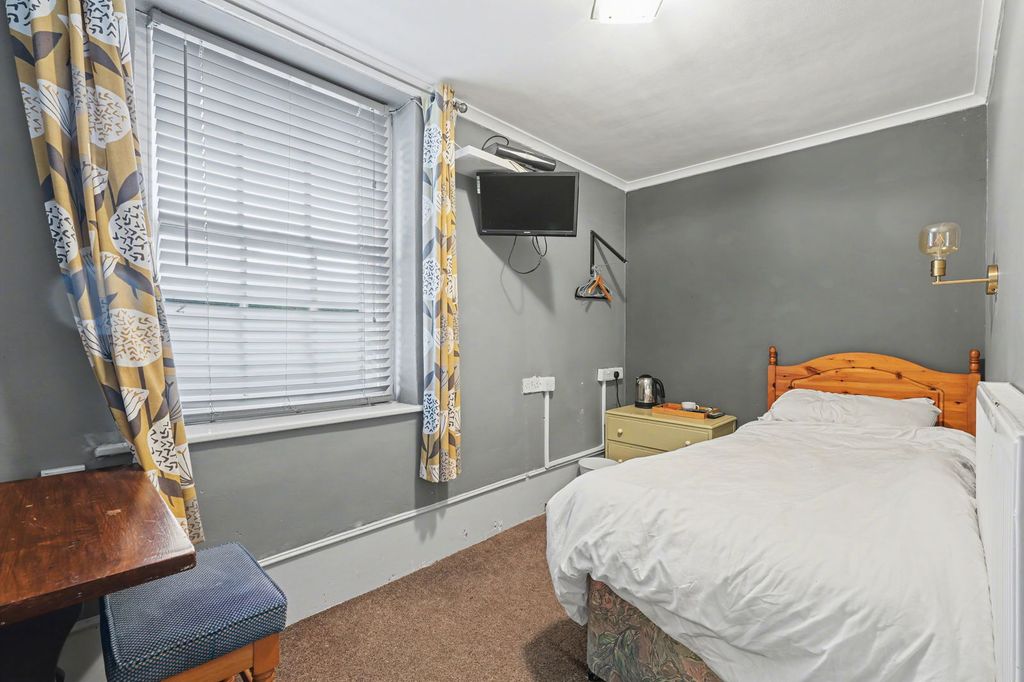 Additional image 2 of 8 bed town house for saleBeckermet CA21