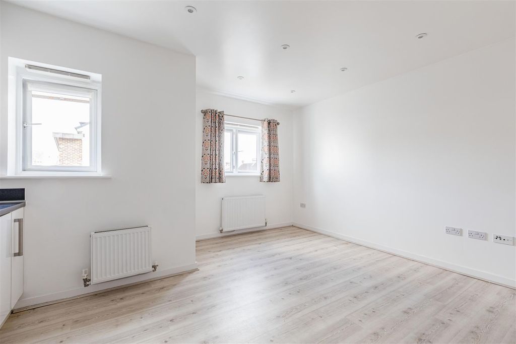 2 bed flat for salePyle Close, Addlestone KT15 photo 4