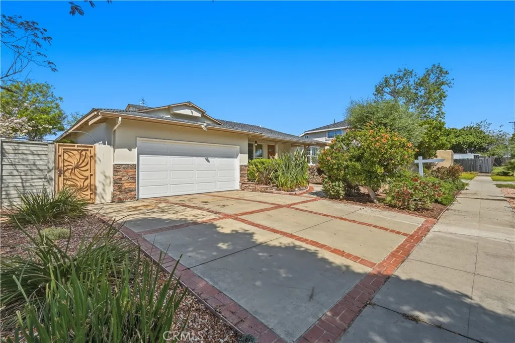 8951 Collett Ave, North Hills, CA 91343