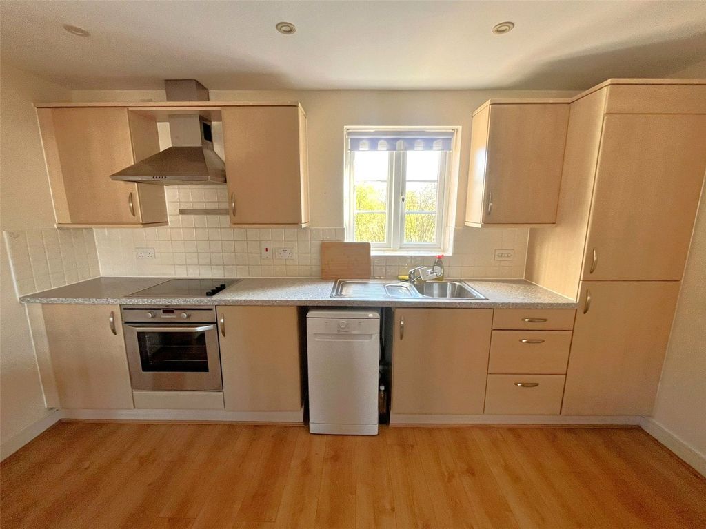 2 bed flat for saleWarner Close, Basingstoke, Hampshire RG24 photo 3