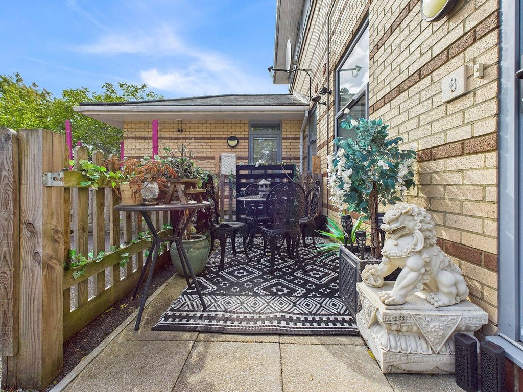 1 bed flat for salePark Way, Worle, Weston-Super-Mare BS22 photo 2