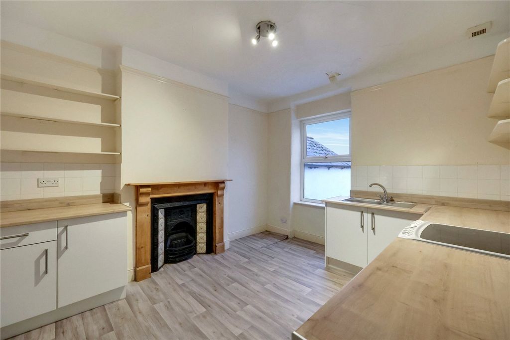 2 bed maisonette for saleHills View, Barnstaple, Devon EX32 photo 4