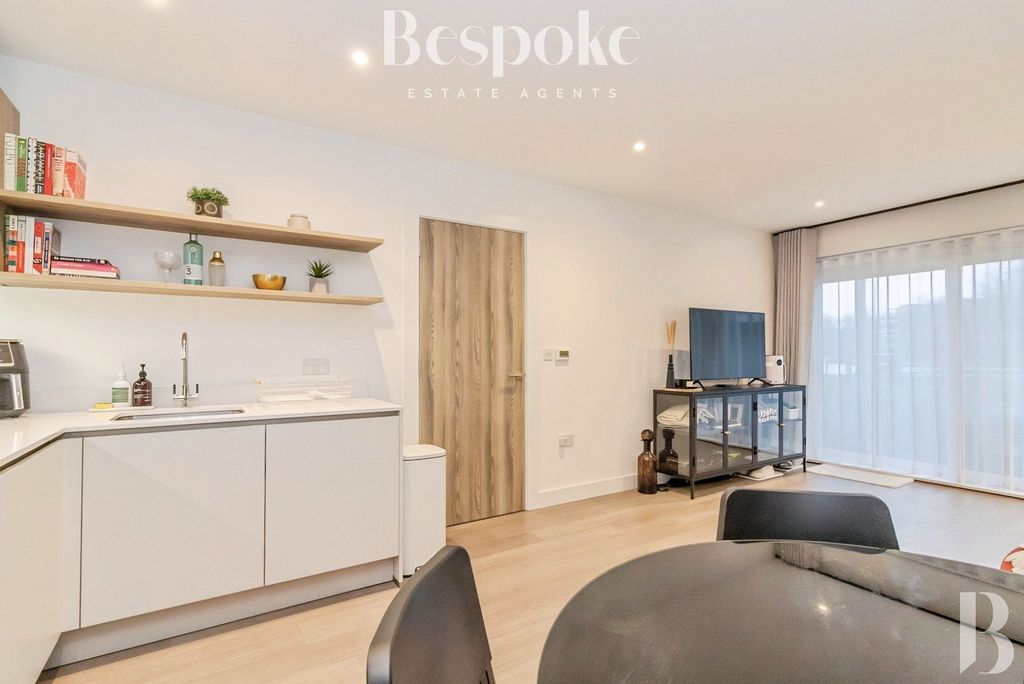 Additional image 8 of 2 bed flat for saleSunapee Road, Reading RG2