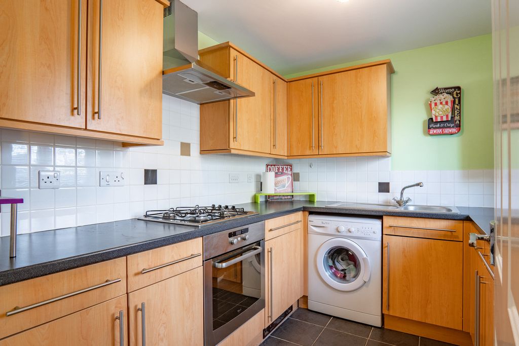2 bed flat for saleRowan Grove, Inverness IV2 photo 4