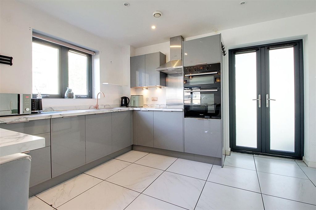 Additional image 17 of 2 bed flat for saleBirtchnell Close, Berkhamsted HP4
