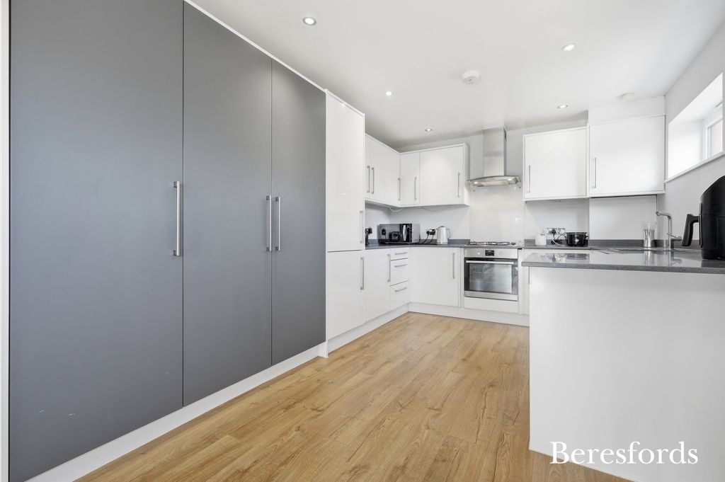 Additional image 17 of 2 bed flat for saleUpminster Road, Upminster RM14