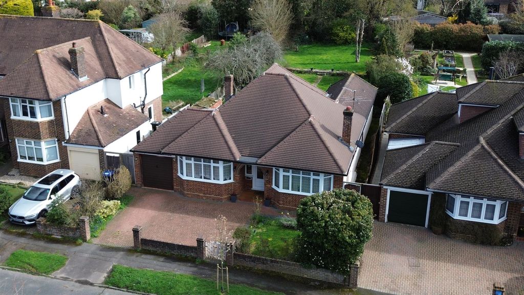 3 bed detached bungalow for saleChaffers Mead, Ashtead KT21